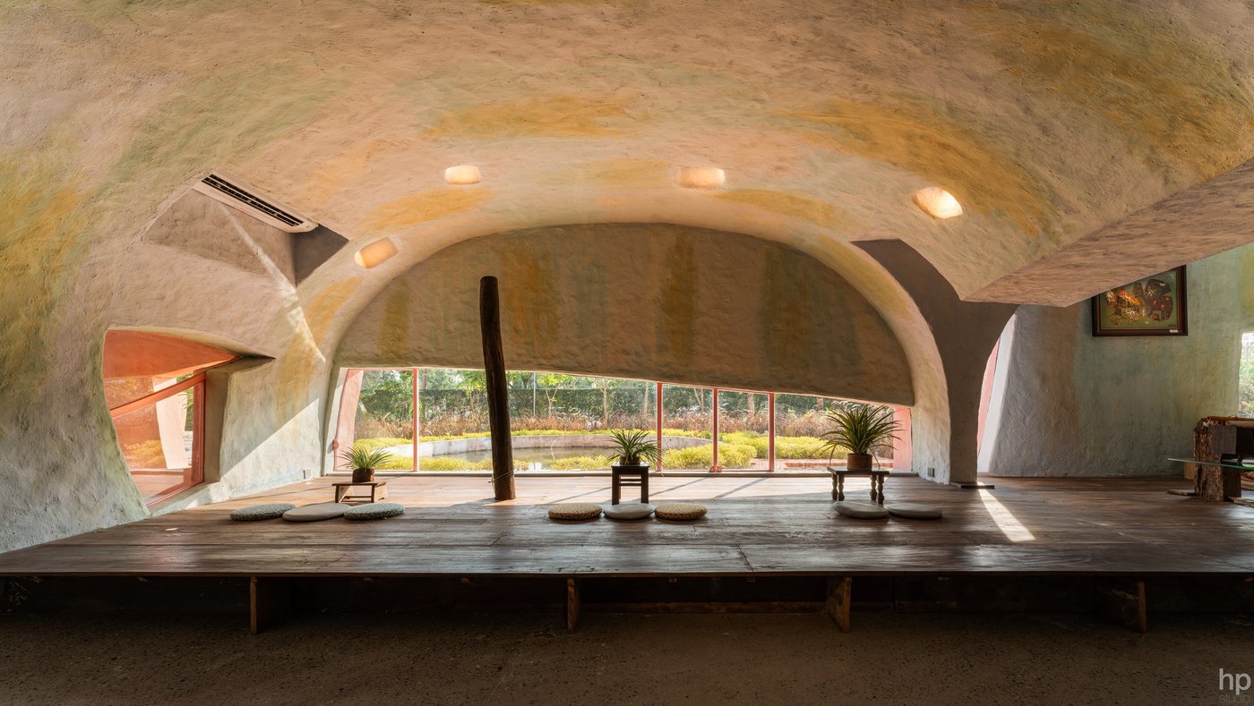 The open stage under the vault