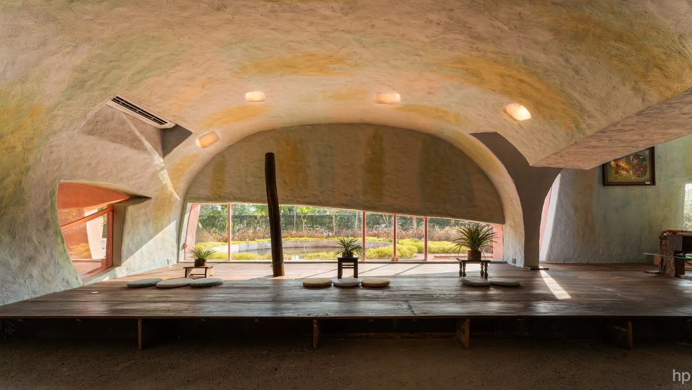 The open stage under the vault