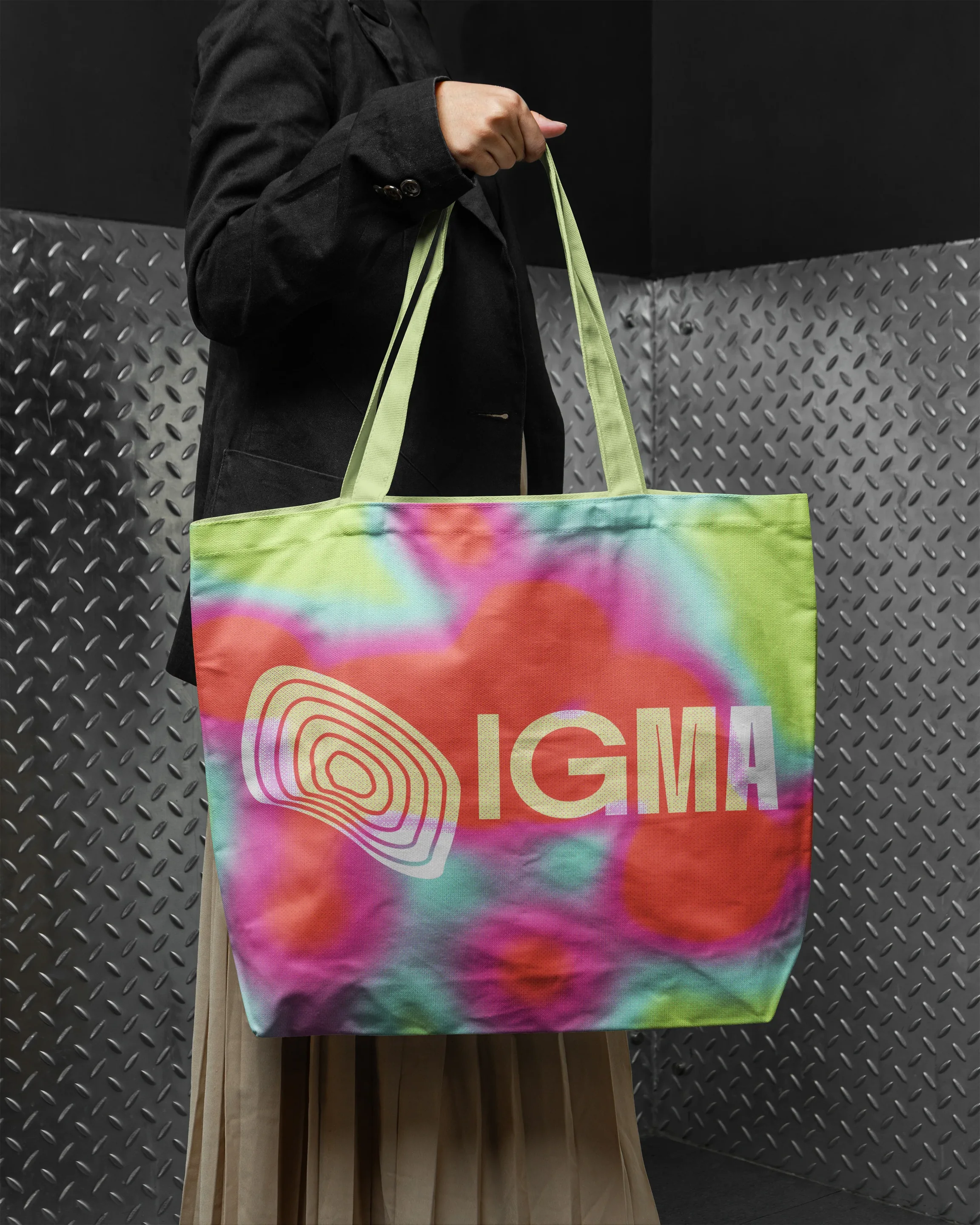 The gradient IGMA tote held against diamond-plate steel.
